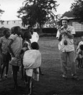 Boris Kuhar s kamero med otroci. Afrika, sedemdeseta leta 20. stoletja (družinski arhiv).