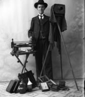Avtoportret Petra Nagliča s fotoaparatom in fotografsko opremo v svojem ateljeju okoli 1905