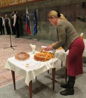 Predstavitev božičnega kruha poprtnika v Državnem zboru RS, ki je potekala na pobudo Zavoda Parnas in nosilcev te nesnovne kulturne dediščine januarja 2016. Foto: A. Jerin, 2016