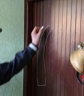 Otepovci v Bohinjski Češnjici na vrata rišejo klobaso. Foto: M. Špiček, 2015