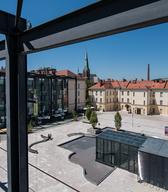 Pogled na Slovenski etnografski muzej izpred Narodnega muzeja na Metelkovi